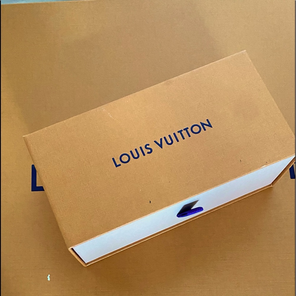 new LOUIS VUITTON glasses storage box 3.5”x7”x3”